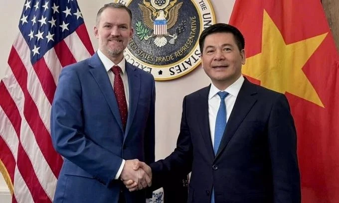 Special Envoy of the Prime Minister, Minister of Industry and Trade Nguyen Hong Dien (R) and US Trade Representative Jamieson L. Greer (Photo: Ministry of Industry and Trade)