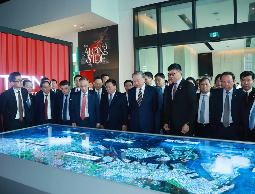 Party General Secretary To Lam and a high-ranking Vietnamese delegation tour the Pansir Panjang Container Terminal on March 13. (Photo: VNA)