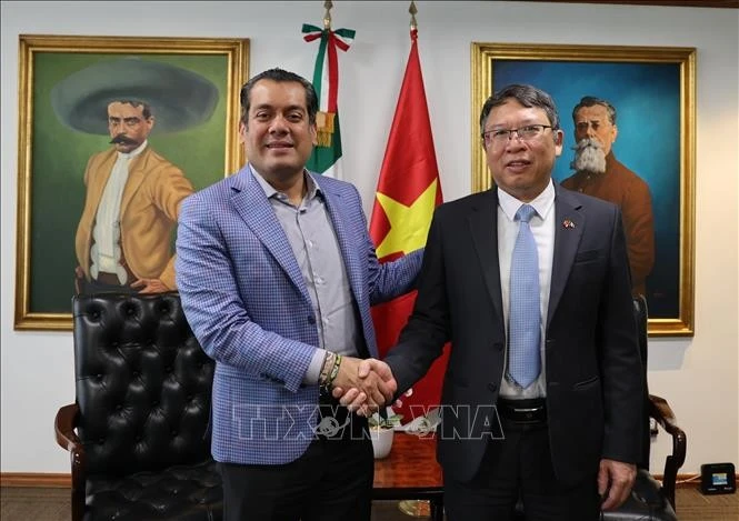 Vietnamese Ambassador - Designate Nguyen Van Hai (R) and Speaker of the Mexican Chamber of Deputies Sergio Carlos Gutiérrez Luna (Photo: VNA)