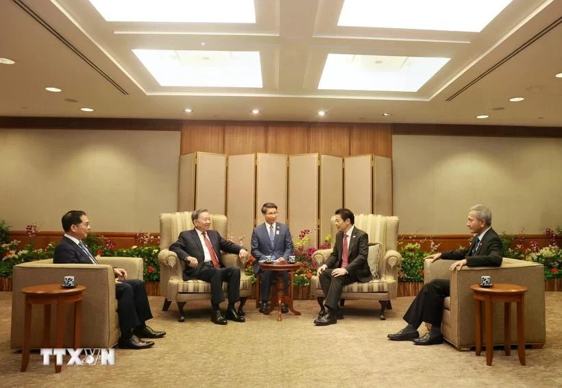 Party General Secretary To Lam (second, left) meets with Singaporean Prime Minister and Secretary-General of the People's Action Party (PAP) Lawrence Wong (second, right). (Photo: VNA)