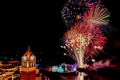 Sunset Town delights visitors with two fireworks displays each night from world-class performances. (Photo: Sun Group)