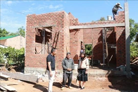 Local authorities inspect the progress of the construction of a house for family of Ksor, a poor household in Ia Hrung commune, Ia Grai district, Gia Lai province (Photo: VNA)