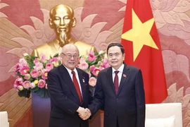 NA Chairman Tran Thanh Man (right) and Takebe Tsutomu, Special Advisor of the Japan-Vietnam Parliamentary Friendship Alliance. (Photo: VNA)