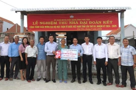 The Phu Yen Fatherland Front Committee hands over a "great unity" house to a family in Tuy An district. (Photo: VNA) 