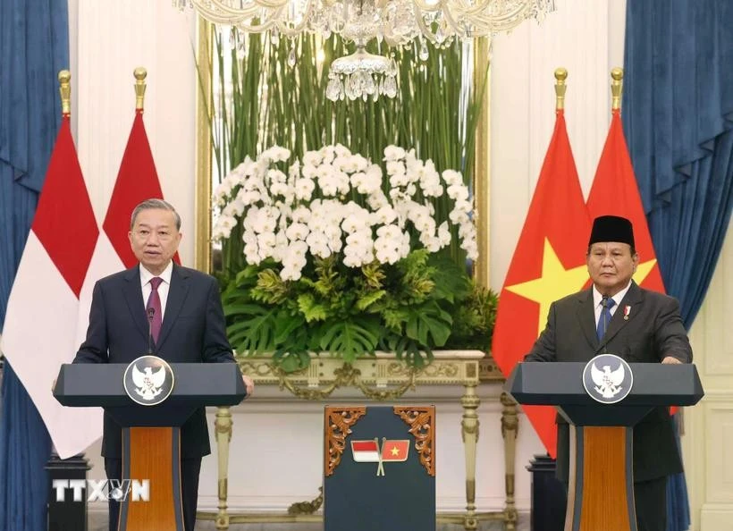 Party General Secretary To Lam (L) and President of Indonesia and Chairman of the Great Indonesia Movement Party (Gerindra) Prabowo Subianto meet with the press. (Photo: VNA)