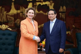 Prime Minister Pham Minh Chinh (R) welcomes Vice-President of the European Investment Bank Nicola Beer (Photo: VNA)