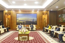 Secretary of the Lao Cai provincial Party Committee and Chairman of the People’s Committee Trinh Xuan Truong discusses potential collaboration with Israeli Ambassador to Vietnam Yaron Mayer during a meeting in Lao Cai city on February 19. (Photo: baolaocai)