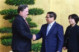 Prime Minister Pham Minh Chinh (centre) shakes hands with US Ambassador to Vietnam Marc Evans Knapper. (Photo: VNA)