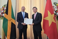 Vietnamese Ambassador to Cuba and Jamaica Le Quang Long (R) presents his credentials to Governor-General of Jamaica Patrick Allen on March 11. (Photo: VNA)