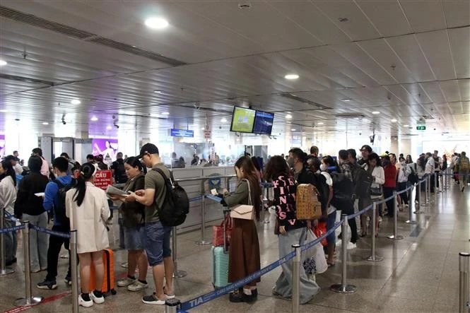 Passengers at Tan Son Nhat International Airport (Photo: VNA)