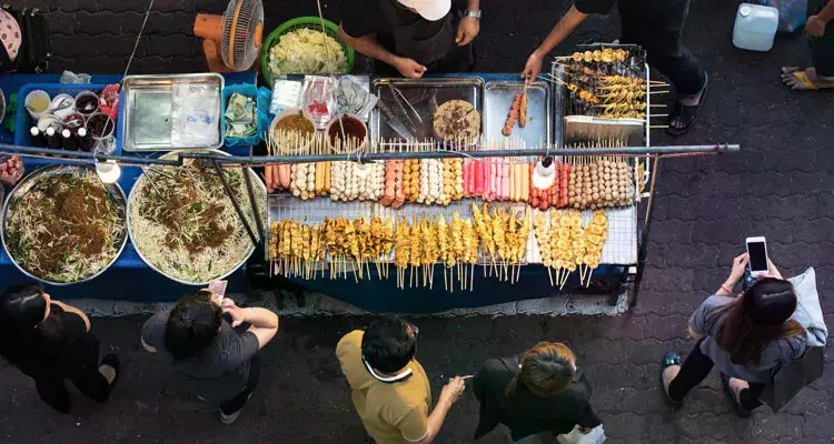 As a global hub for street food, Bangkok continues to impress with iconic food districts. (Photo: thailand.prd.go.th)