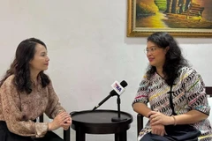 Assoc. Prof., Ph.D Dinna Prapto Raharja, Senior Policy Advisor at the Synergy Policies Research and Training Institute of Indonesia (R) talks to the Vietnam News Agency's correspondent in Jakarta. (Photo: VNA)