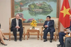 Deputy Prime Minister Nguyen Chi Dung (R) receives Lien Andrew Michael, Vice President and General Director of Asian factories at Wanek Furniture Co., Ltd. (Photo: VNA)