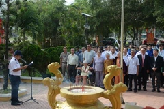 Participants at the ceremony commemorate 64 naval officers and soldiers who sacrificed their lives on Gac Ma (Johnson South) Reef, part of Vietnam's Truong Sa (Spratly), to defend the nation's sovereignty over seas and islands 37 years ago. (Photo: VNA)