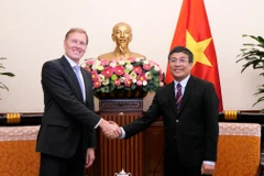 Permanent Deputy Minister of Foreign Affairs Nguyen Minh Vu (right) and Airbus Executive Vice President International Wouter van Wersch (Photo: Ministry of Foreign Affairs)