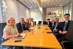 Vietnamese Ambassador to Australia Pham Hung Tam (second from right) chairs a roundtable on education cooperation in South Australia. (Photo: VNA)