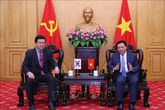 Politburo member Nguyen Xuan Thang (R) and Prof. Young-Sup Joo (Photo: VNA)