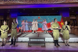 Vietnamese and Russian artists deliver a performance at the event. (Photo: VNA)