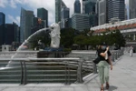 A tourist wearing face mask visits Merlion Park in Singapore (Photo: capitalfm.co.ke)