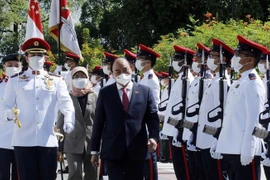 President Phuc officially welcomed in Singapore