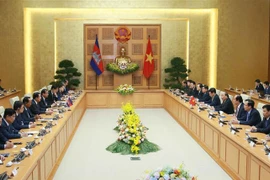 PM Nguyen Xuan Phuc holds talks with Cambodian PM Hun Sen