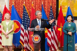 Vietnamese Ambassador to US bids farewell to local officials, friends