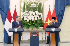 Party General Secretary To Lam (L) and President of the Republic of Indonesia and Chairman of the Great Indonesia Movement Party (Gerindra) Prabowo Subianto speak to the press after their talks in Jakarta on March 10. (Photo: VNA)