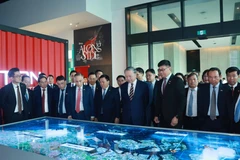 Party General Secretary To Lam and a high-ranking Vietnamese delegation tour the Pansir Panjang Container Terminal on March 13. (Photo: VNA)