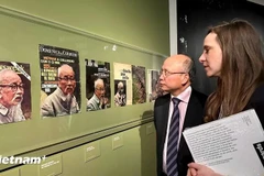 Visitors to the photo exhibition featuring Vietnamese history from 1966 to 1976 (Photo: VNA)