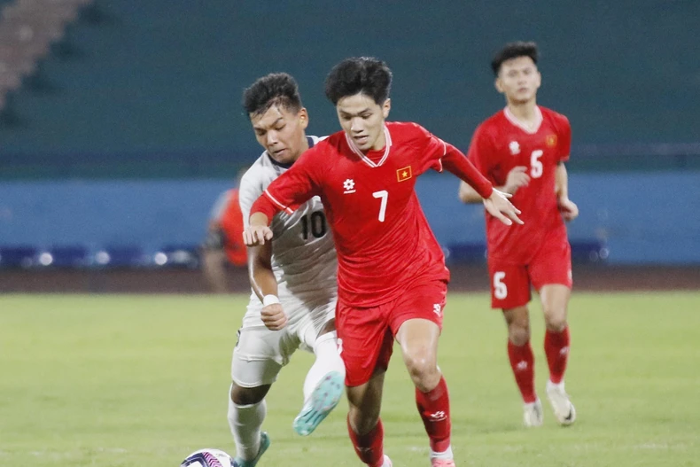 Vietnamese football players try to put pressure on their opponents but spurned chances to break the duck. (Photo: VNA)