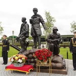 Weekly highlights: Russia unveils monument to Vietnamese volunteer soldiers