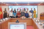 Delegates and winners of the 5th "De Men Awards for Children" at the presentation ceremony in Hanoi on May 29. (Photo: VNA)