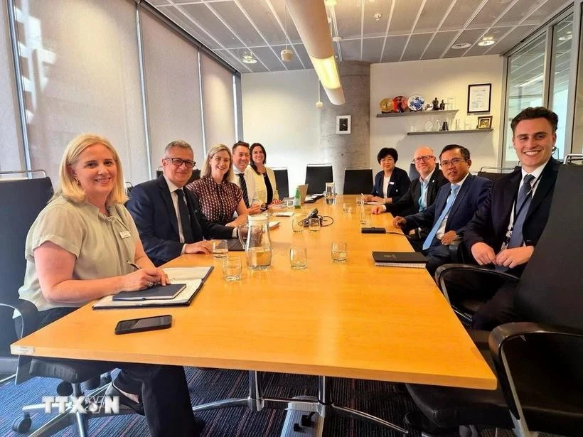 Vietnamese Ambassador to Australia Pham Hung Tam (second from right) chairs a roundtable on education cooperation in South Australia. (Photo: VNA)