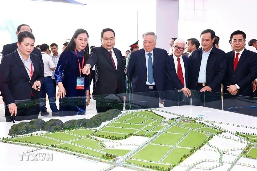 National Assembly Chairman Tran Thanh Man (third, from left) attends the groundbreaking ceremony for VSIP II Quang Ngai Industrial Park. (Photo: VNA)