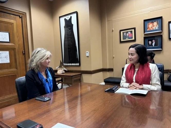 NA Vice Chairwoman Nguyen Thi Thanh (R) meets with US Senator Marsha Blackburn. (Photo: VNA)