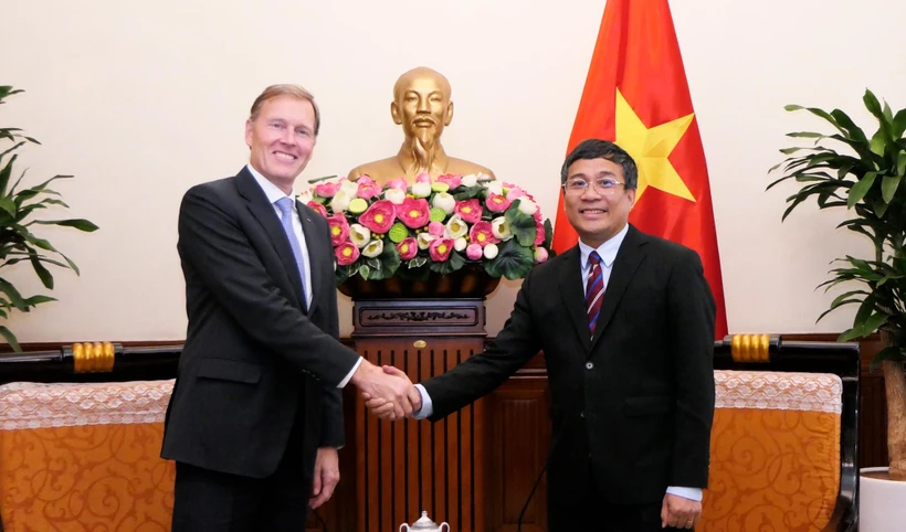 Permanent Deputy Minister of Foreign Affairs Nguyen Minh Vu (right) and Airbus Executive Vice President International Wouter van Wersch (Photo: Ministry of Foreign Affairs)