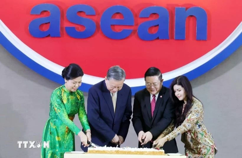 Party General Secretary To Lam (second, left) and his spouse, along with ASEAN Secretary-General Kao Kim Hourn and his spouse, participate in a cake-cutting ceremony to celebrate Vietnam’s 30th anniversary of joining ASEAN. (Photo: VNA)