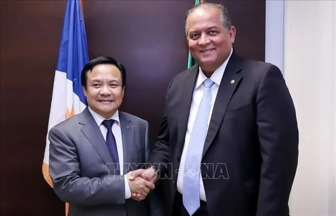 Vietnamese Ambassador Bui Van Nghi (L) and Vice President of the Brazilian Senate Eduardo Gomes in Brasília on March 12 (Photo: VNA)