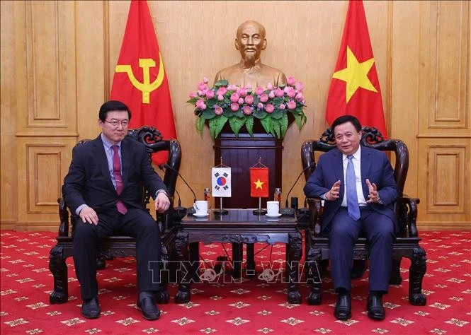 Politburo member Nguyen Xuan Thang (R) and Prof. Young-Sup Joo (Photo: VNA)