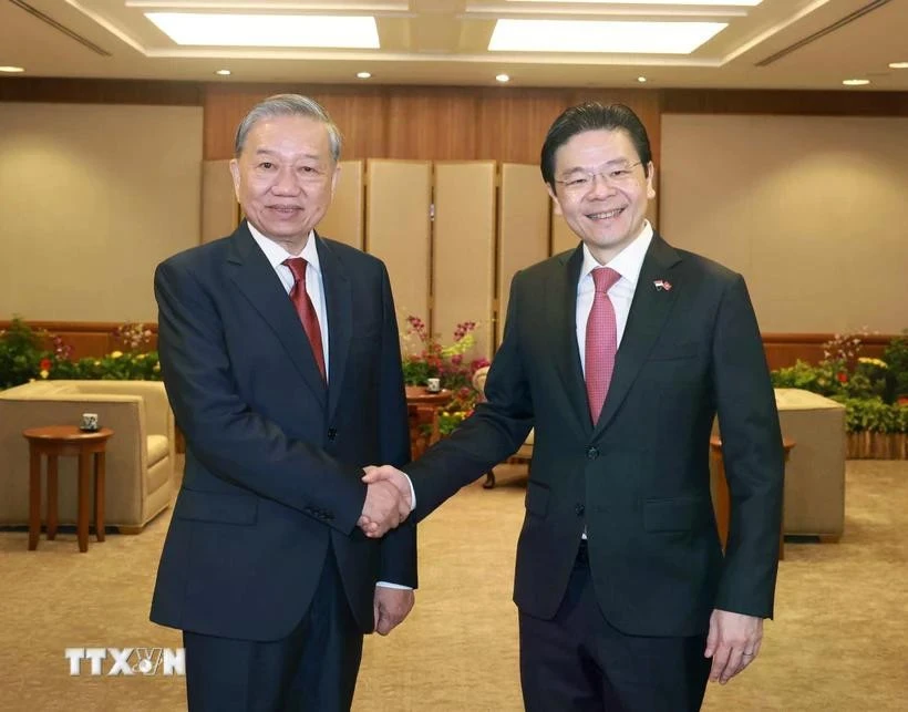 Party General Secretary To Lam (L) and Singaporean Prime Minister Lawrence Wong at their meeting on March 12. (Photo: VNA)