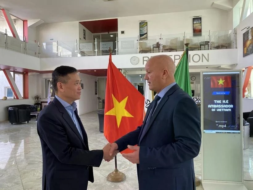 Vietnamese Ambassador to Algeria Tran Quoc Khanh (left) and GBRS’s General Director Hamel Derradji (Photo: VNA)