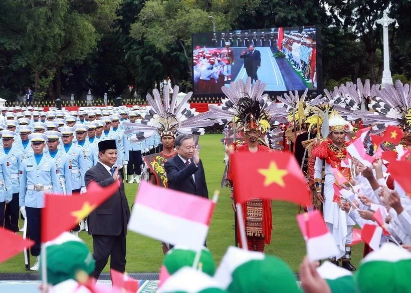 President of the Republic of Indonesia and Chairman of the Great Indonesia Movement Party (Gerindra) Prabowo Subianto (L) and Vietnamese Party General Secretary To Lam at the welcome ceremony in Jakarta on March 10. (Photo: VNA)