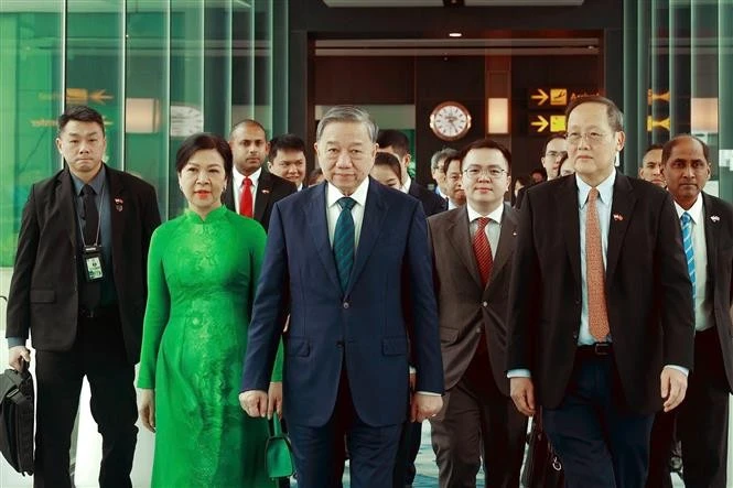 The farewell ceremony for Vietnamese Party General Secretary To Lam and his spouse at the Changi Airport, Singapore. (Photo: VNA)