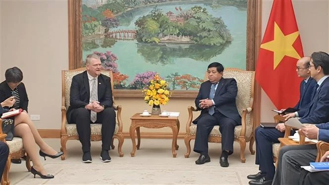 Deputy Prime Minister Nguyen Chi Dung (R) receives Lien Andrew Michael, Vice President and General Director of Asian factories at Wanek Furniture Co., Ltd. (Photo: VNA)