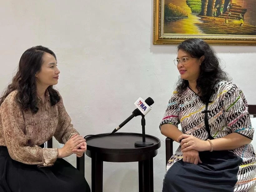 Assoc. Prof., Ph.D Dinna Prapto Raharja, Senior Policy Advisor at the Synergy Policies Research and Training Institute of Indonesia (R) talks to the Vietnam News Agency's correspondent in Jakarta. (Photo: VNA)