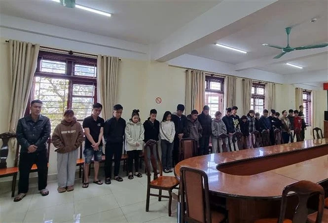 The suspects are caught red-handed while conducting a money laundering transaction on Tu Tao street, Da Lat city, Lam Dong province. (Photo: VNA) 