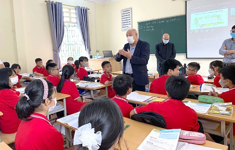 Phu Ho Secondary School students engage with Edusoft (USA) experts on Integrated English Discoveries (ED) Programme (Photo: VNA)