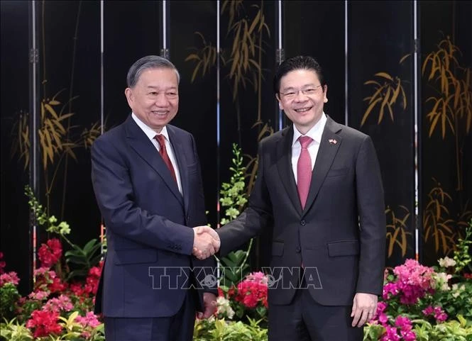 General Secretary To Lam (L) and Singaporean Prime Minister Lawrence Wong at the joint press briefing on March 12, 2025. (Photo: VNA)