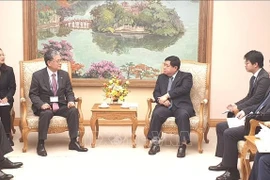 Deputy Prime Minister Nguyen Chi Dung (R) and Chairman of Japan’s International Friendship Exchange Council Onoi Yoshiki at their meeting in Hanoi on March 10. (Photo: VNA)