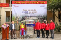 VietnamPlus e-newspaper presents water tanks to Ha Giang poor families 